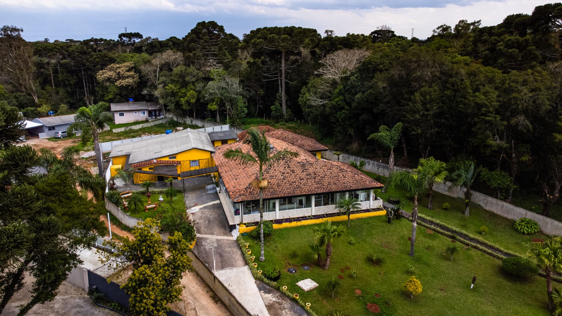 Vista aérea da casa e do jardim da Passo a Passo